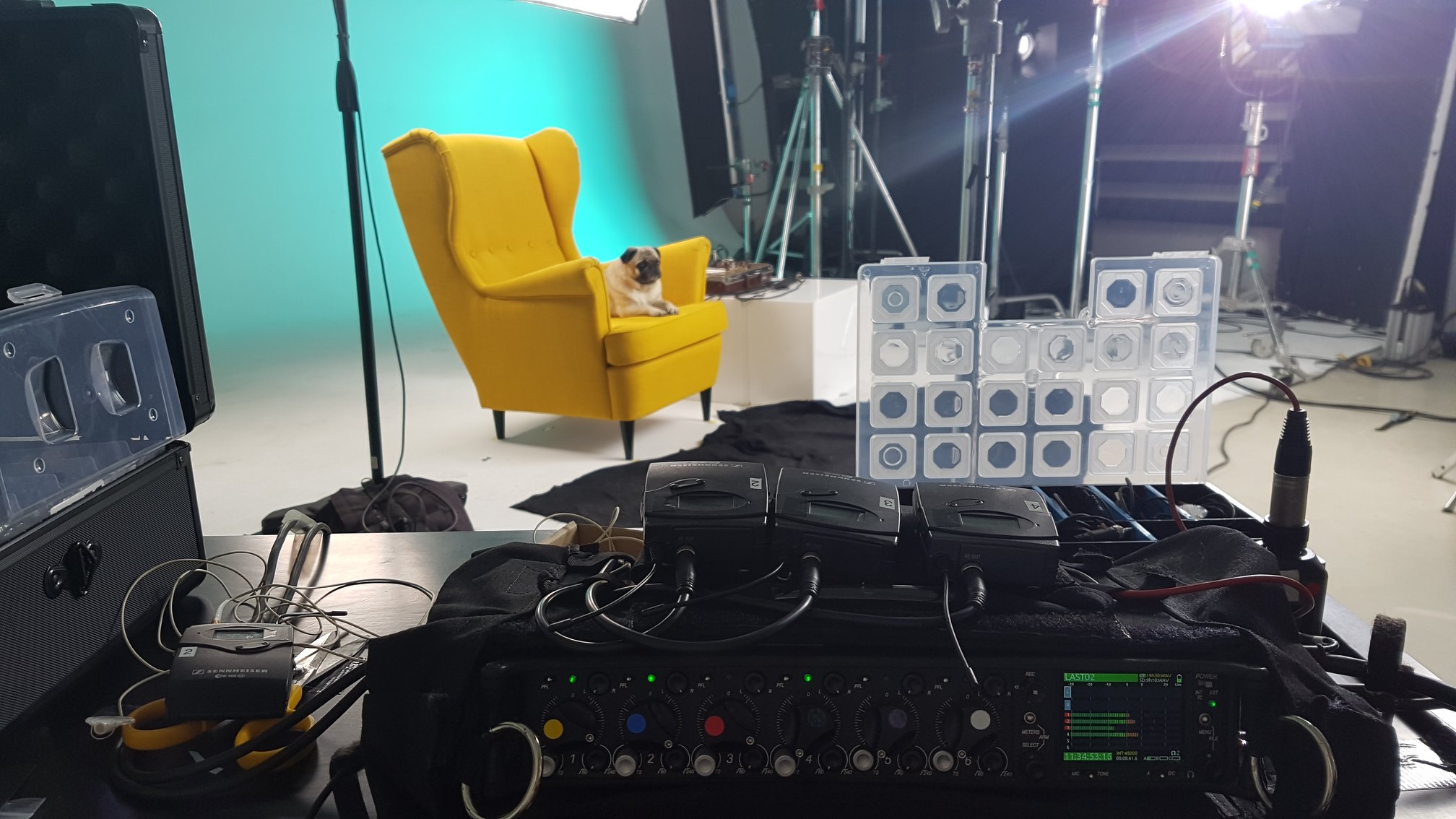 Realizator dźwięku z tyczką mikrofonową na planie filmowym